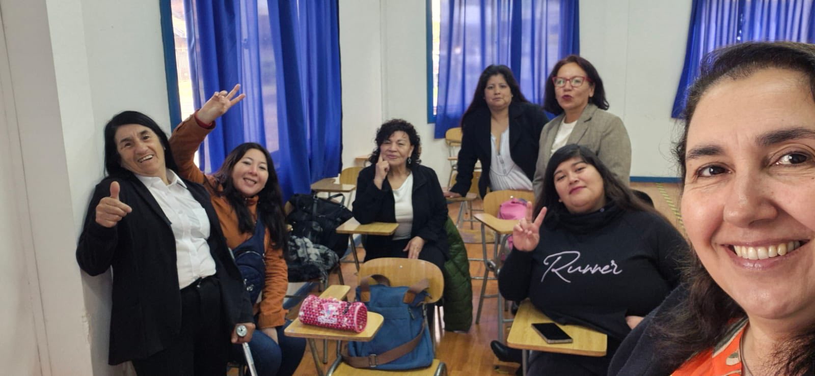Estudiantes y docente en sala de clases