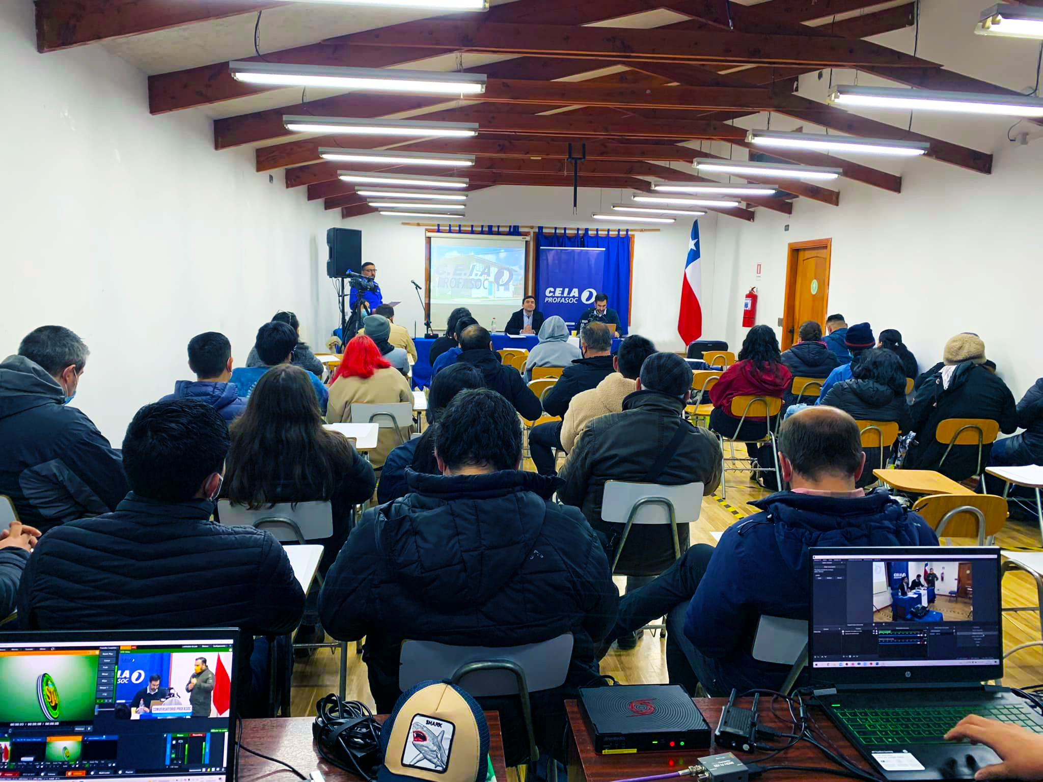 Conversatorio con público en el salón