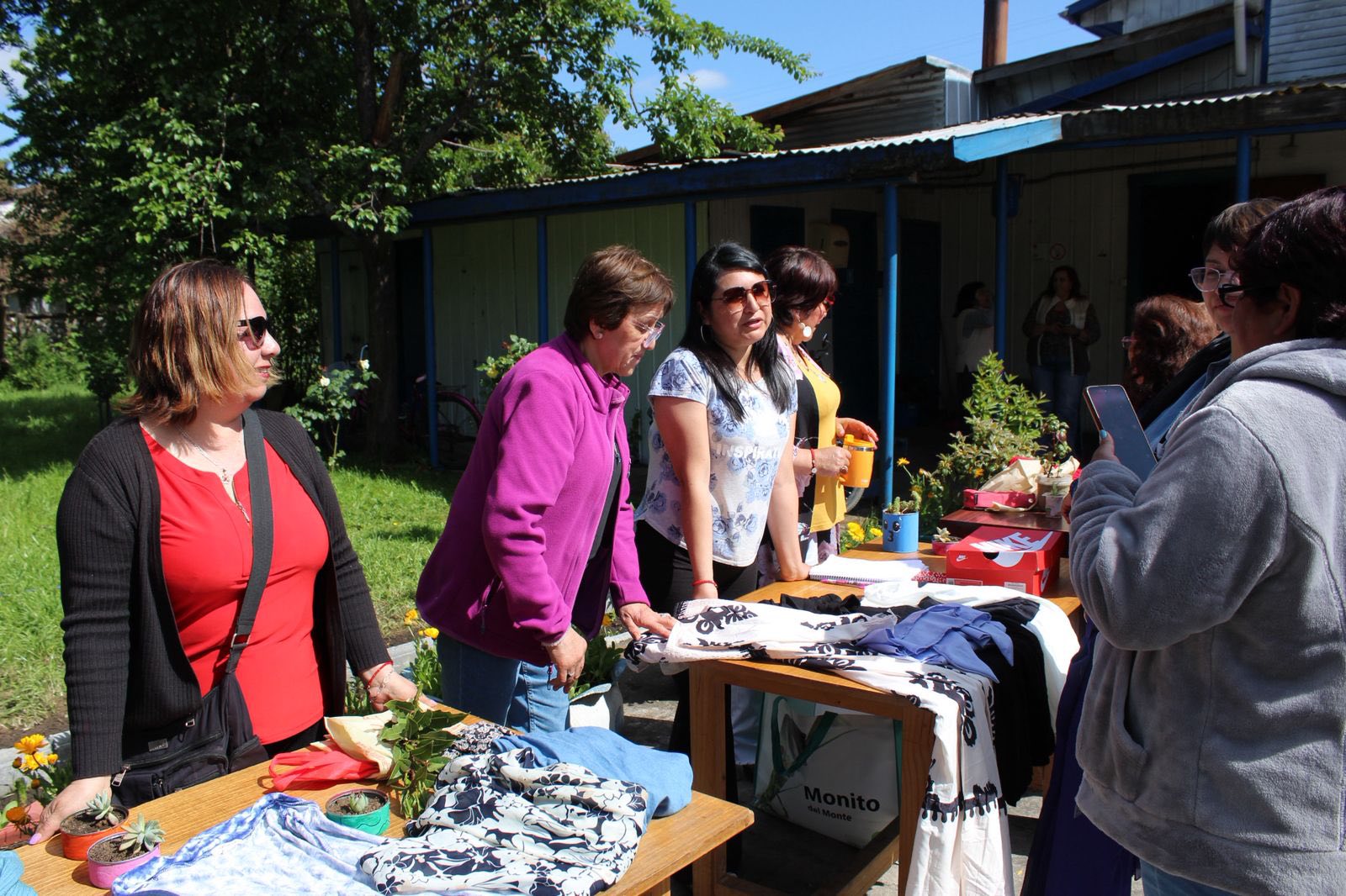 Intercambio de ropa y plantas en la feria