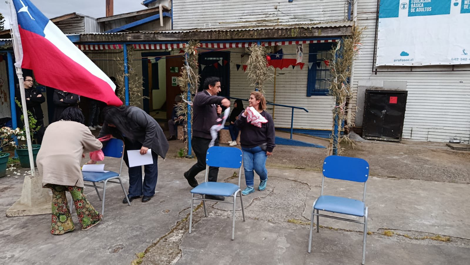 Celebración de Fiestas Patrias en el patio